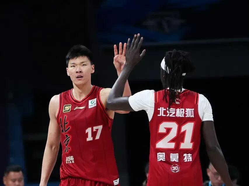 北京首钢逆袭获胜，继续保持领先地位